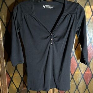 ✨2 for $15✨ Victoria’s Secret black 3/4 sleeves tee shirt w/ 3 button front.